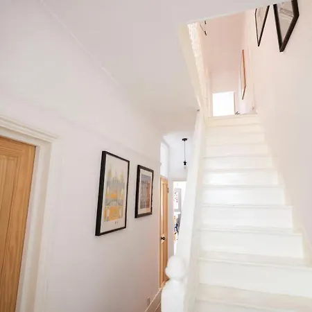 Town House - Great Transport Links Holiday home London