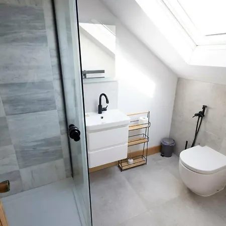 Town House - Great Transport Links Holiday home *