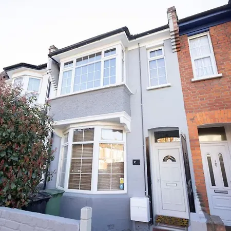 Town House - Great Transport Links *