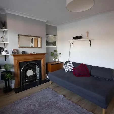 Town House - Great Transport Links Holiday home *
