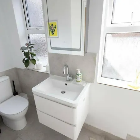 Town House - Great Transport Links *