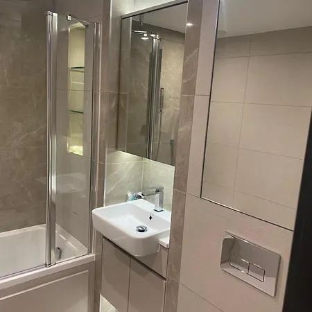 Cosy Near River Thames Apartment