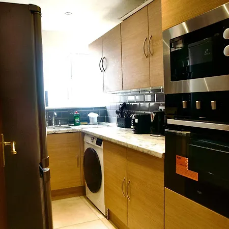 Modern 2-Bed Apartment, 8Min To Stratford Station, Sleeps 6 London