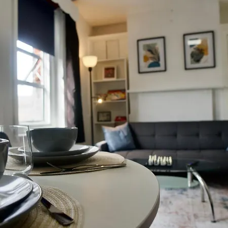 Modern 2-Bed Apartment, 8Min To Stratford Station, Sleeps 6 London