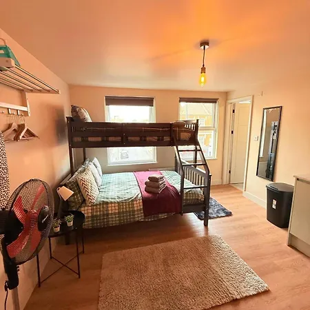 Tooting Broadway Guest Apartment London