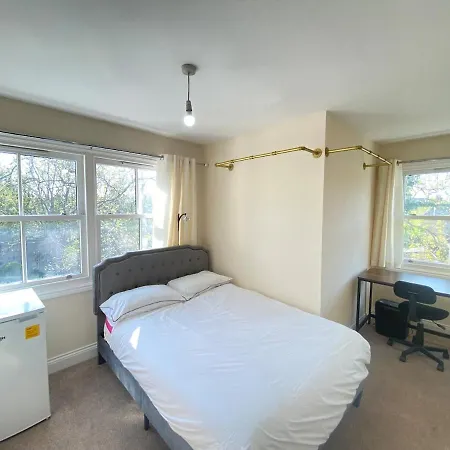 Tranquil In Residential Area Near Everything Apartment London