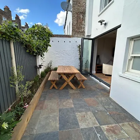 6 Double Bedroom House Hampstead Heath In Camden Holiday home