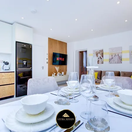 Modern Ground Floor, 2 Bed, 2 Bath By Livra Estate Short Lets & Serviced South With Garden Croydon