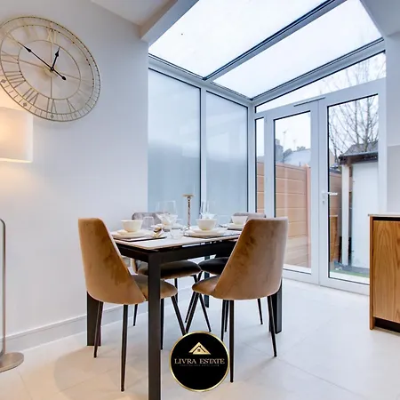 Modern Ground Floor, 2 Bed, 2 Bath By Livra Estate Short Lets & Serviced South With Garden Apartment Croydon
