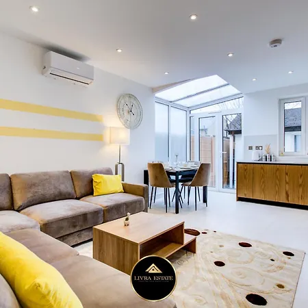 Apartment Modern Ground Floor, 2 Bed, 2 Bath By Livra Estate Short Lets & Serviced South With Garden