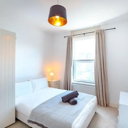 Beautiful 4 Bedroom House With Separate Office & Garden
