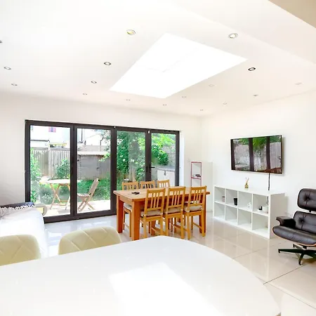 Beautiful 4 Bedroom House With Separate Office & Garden Holiday home *