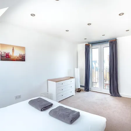Holiday home Beautiful 4 Bedroom House With Separate Office & Garden London