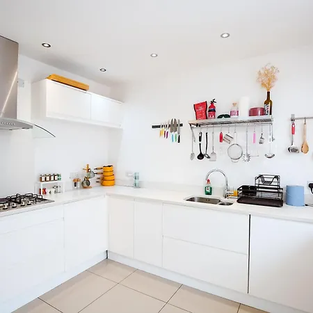 Beautiful 4 Bedroom House With Separate Office & Garden *