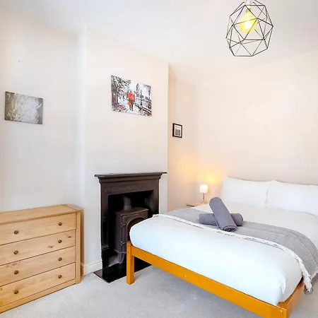 Beautiful 4 Bedroom House With Separate Office & Garden *