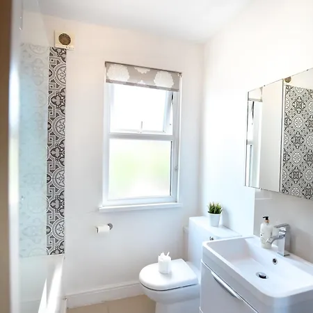 Beautiful 4 Bedroom House With Separate Office & Garden * London