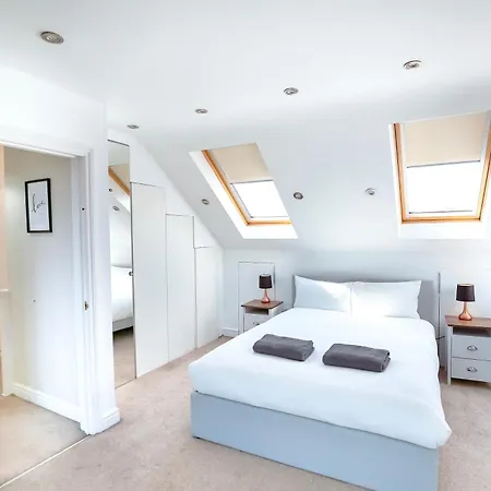Beautiful 4 Bedroom House With Separate Office & Garden *
