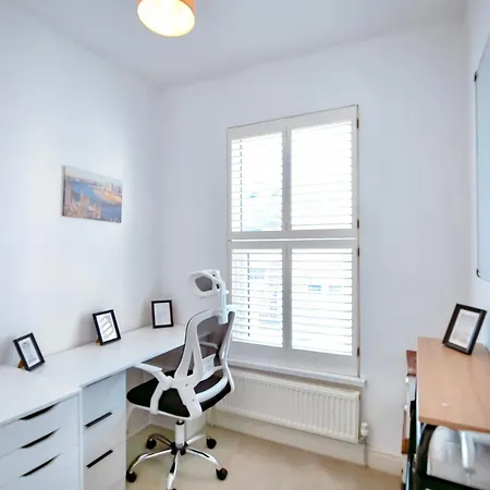 Beautiful 4 Bedroom House With Separate Office & Garden * London