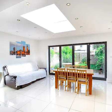 Beautiful 4 Bedroom House With Separate Office & Garden