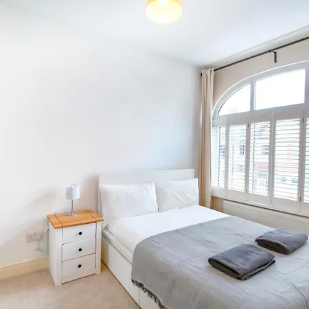 Holiday home Beautiful 4 Bedroom House With Separate Office & Garden London