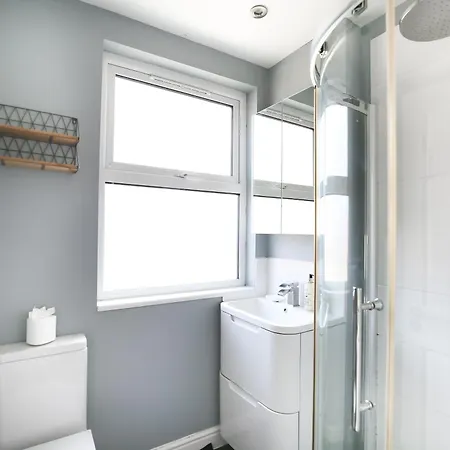 Beautiful 4 Bedroom House With Separate Office & Garden London