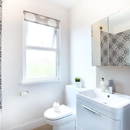 Beautiful 4 Bedroom House With Separate Office & Garden * London