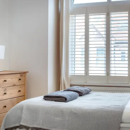 Beautiful 4 Bedroom House With Separate Office & Garden Holiday home *