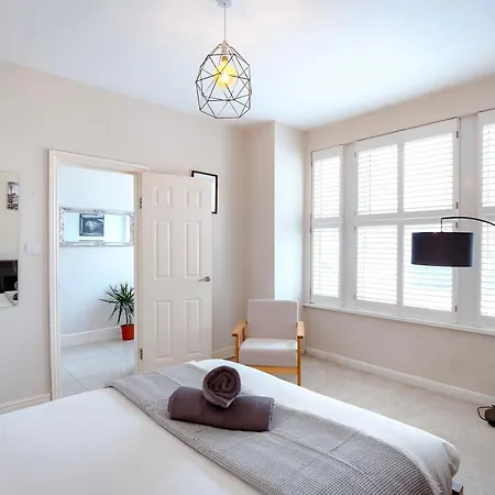Beautiful 4 Bedroom House With Separate Office & Garden Holiday home London