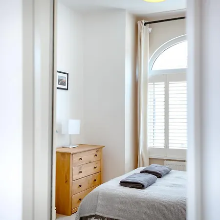 Beautiful 4 Bedroom House With Separate Office & Garden London