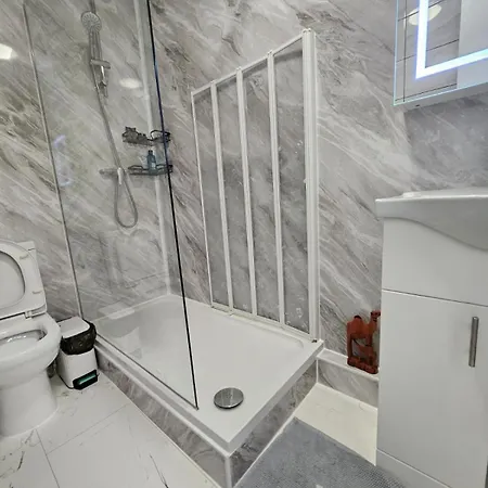Entire 2-bedroom Flat Close To Hyde Park, Paddington Station, Bayswater And Queensway Station London