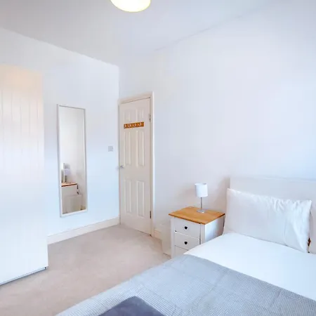 Beautiful 4 Bedroom House With Separate Office & Garden