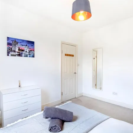 Beautiful 4 Bedroom House With Separate Office & Garden Holiday home