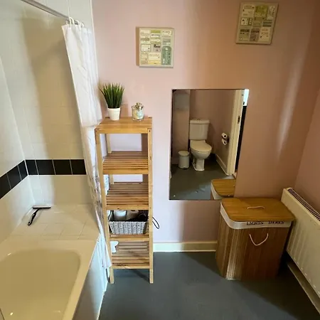 Apartment Sunset Heights Bright 2br With Views And Free Parking London