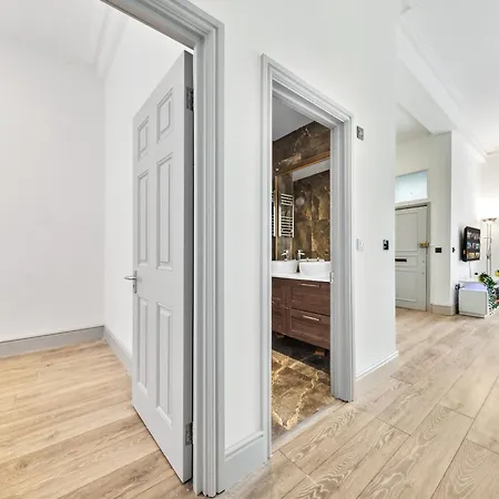 Minimalist Luxe 2br Designer Retreat In Prime Kensington For 6 Next To Station Harrods Apartment