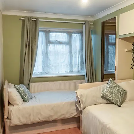 Spacious Wembley 2 Bedrooms, Free Parking, Pool * London