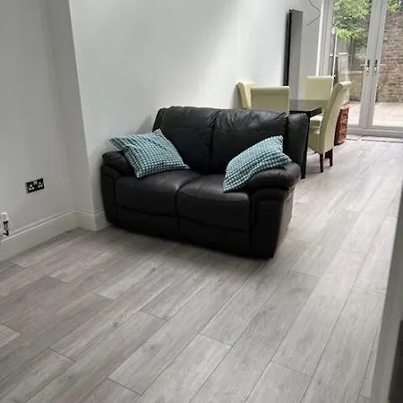 Semesterbostad Graveney House -sleeps 8 - Zone 3