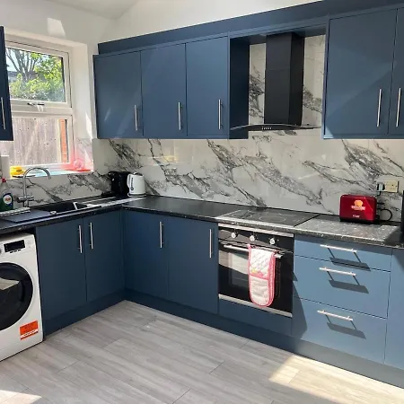 Graveney House -sleeps 8 - Zone 3 *