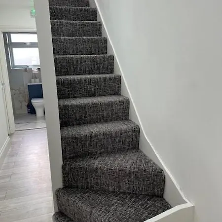 Graveney House -sleeps 8 - Zone 3