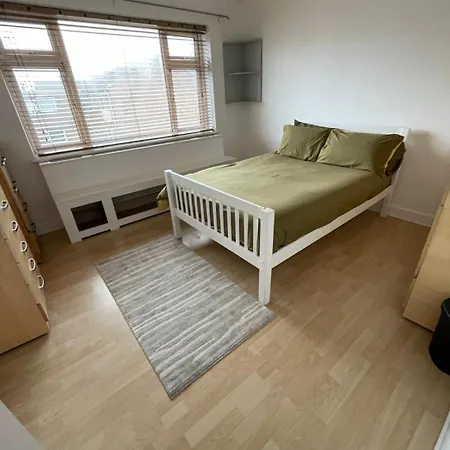Full 3 Bedroom House 3 Floors Apartment London