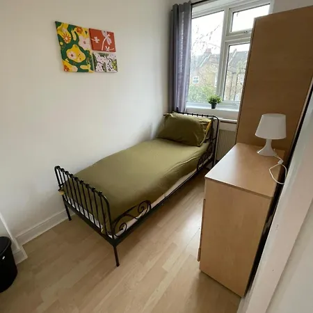 Apartment Full 3 Bedroom House 3 Floors *