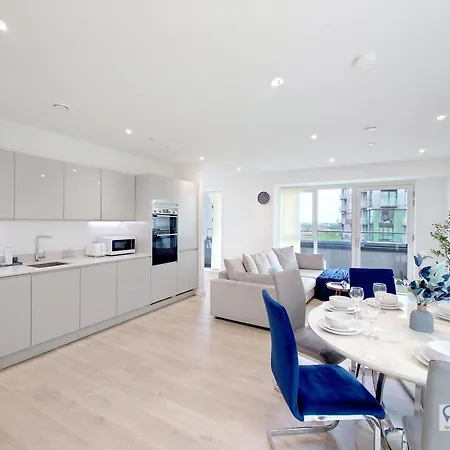 Deluxe Serviced Three Bed Apartment