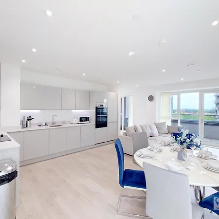 Deluxe Serviced Three Bed Apartment London