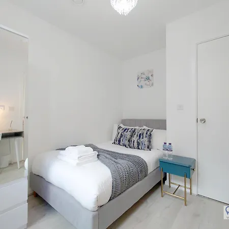Deluxe Serviced Three Bed *
