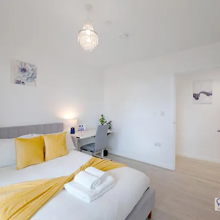 Deluxe Serviced Three Bed Apartment