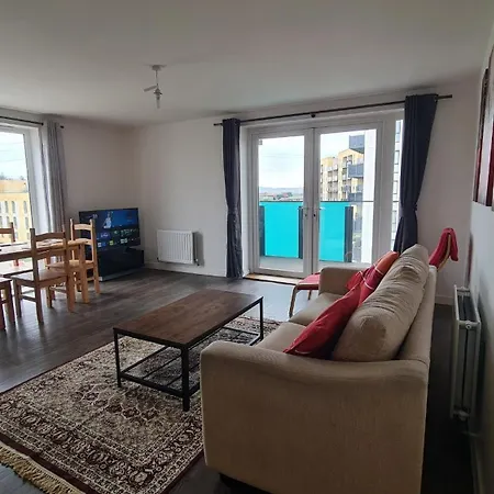 2 Bed With Parking & Good Travel Links Apartamento