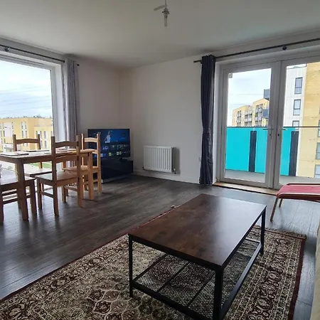2 Bed With Parking & Good Travel Links Apartamento