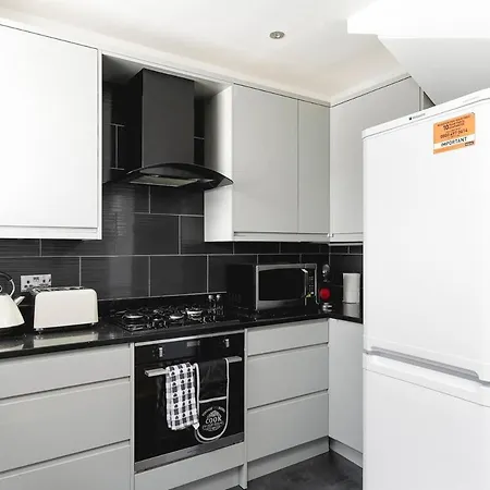 Spacious And Cozy 4bed In With Garden & Wifi & Parking *