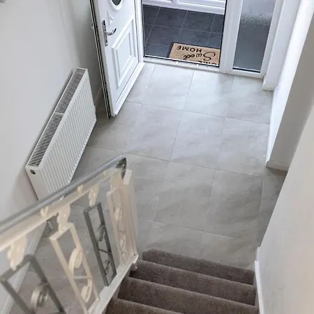 Spacious And Cozy 4bed In With Garden & Wifi & Parking Apartment