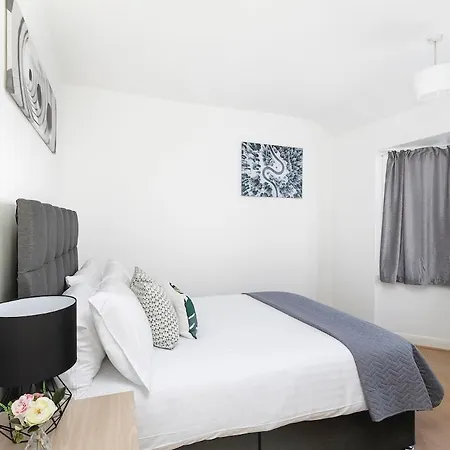Spacious And Cozy 4bed In With Garden & Wifi & Parking *