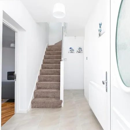 Spacious And Cozy 4bed In With Garden & Wifi & Parking
